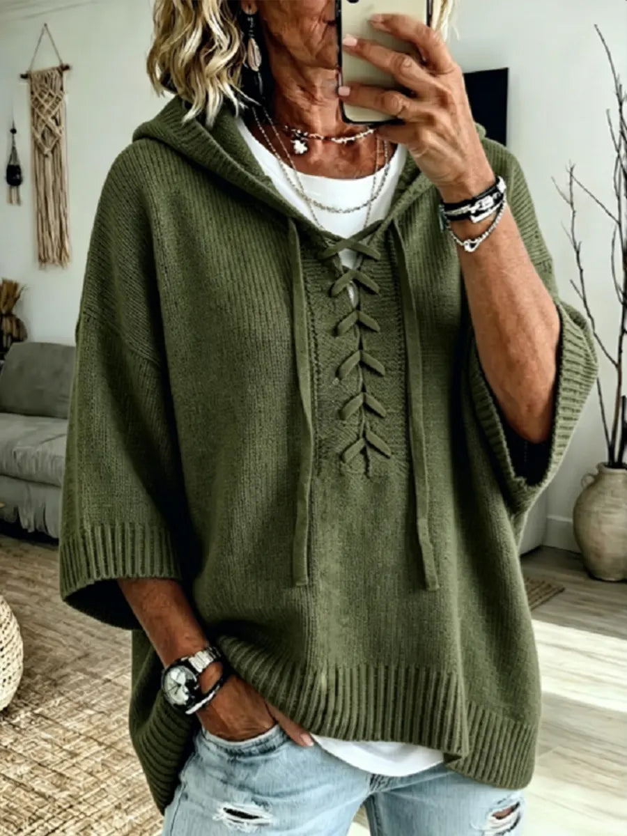 Gemütlicher Strickpullover mit Kapuze und Schnürung