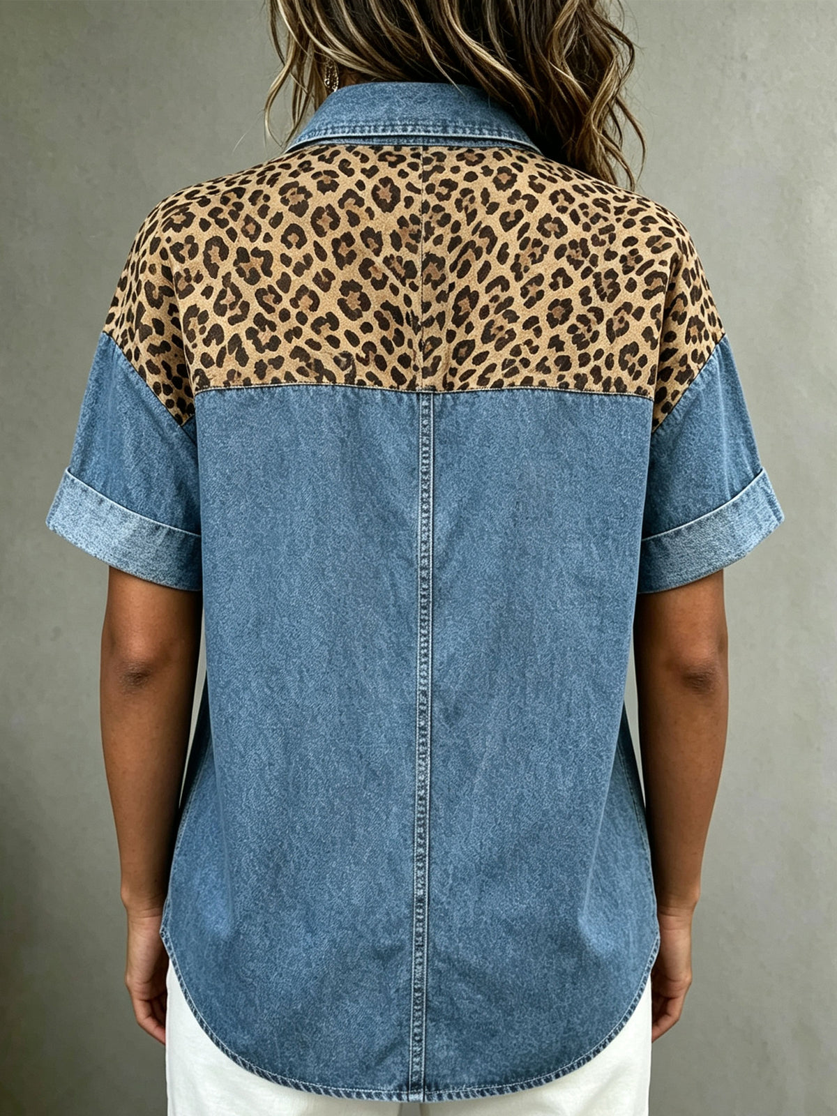 Damen Jeanshemd mit Leoparden-Patchwork, kurzen Ärmeln, Kragen und Brusttaschen