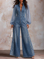 Jumpsuit mit Stehkragen, durchgehendem Reißverschluss, transparentem Chiffon, Puffärmeln, seitlichen Spitzen-Einsätzen, gewaschenem Denim und weitem Bein