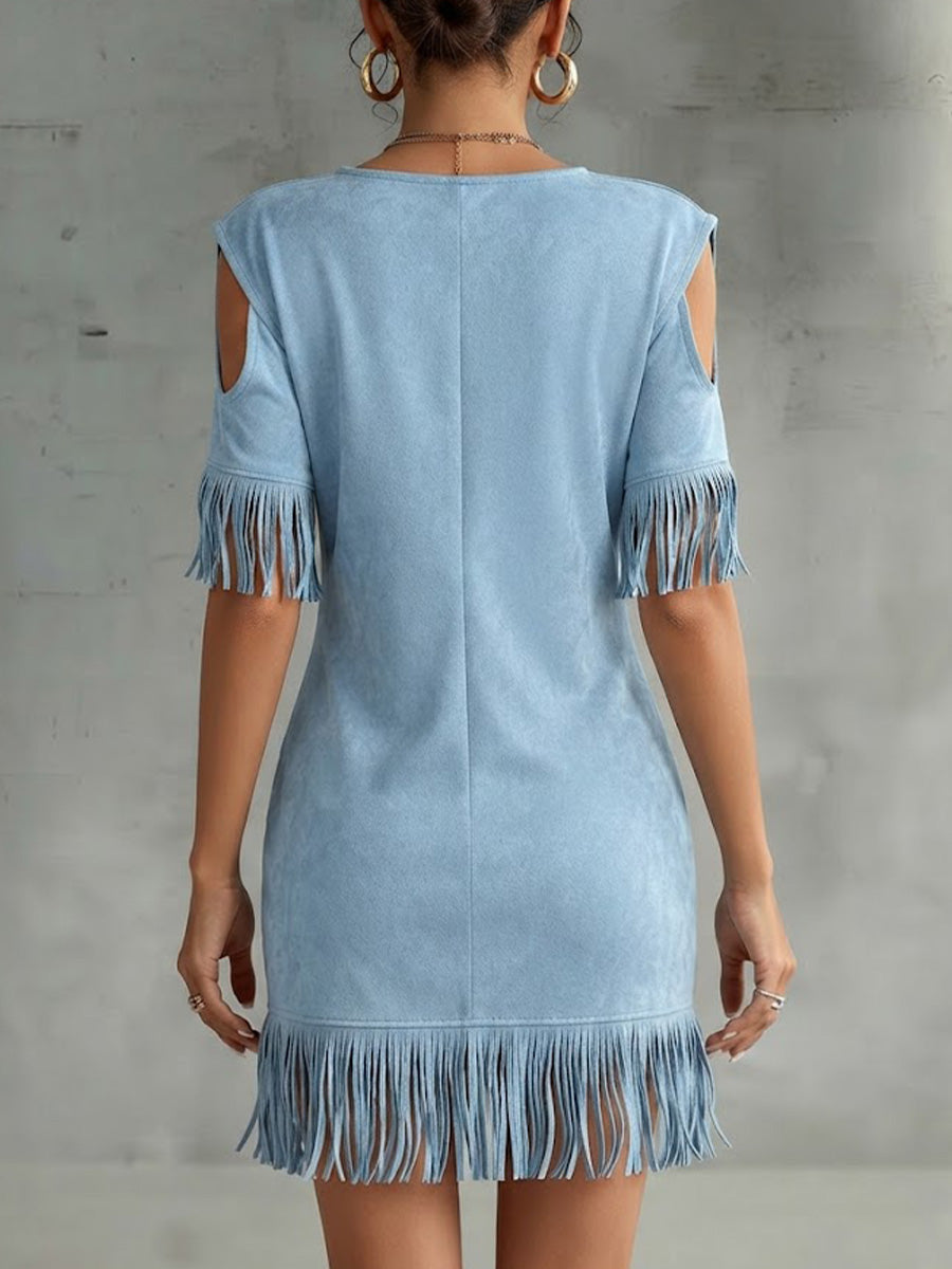 Midi-Kleid mit V-Ausschnitt, schulterfrei, kurzen Ärmeln und lockerem Schnitt aus Kunstwildleder mit Fransen-Details – perfekt für einen Urlaubslook.