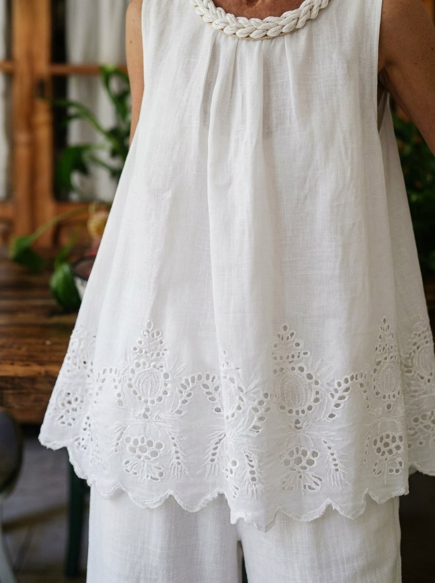 Ensemble deux pièces pour femmes : pantalon en coton et lin avec haut sans manches à col tressé et broderie œillet