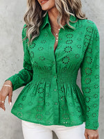 Damenbluse mit Blumen-Augenlochmuster, Kragen, geraffter Taille und Schößchen, langärmlig