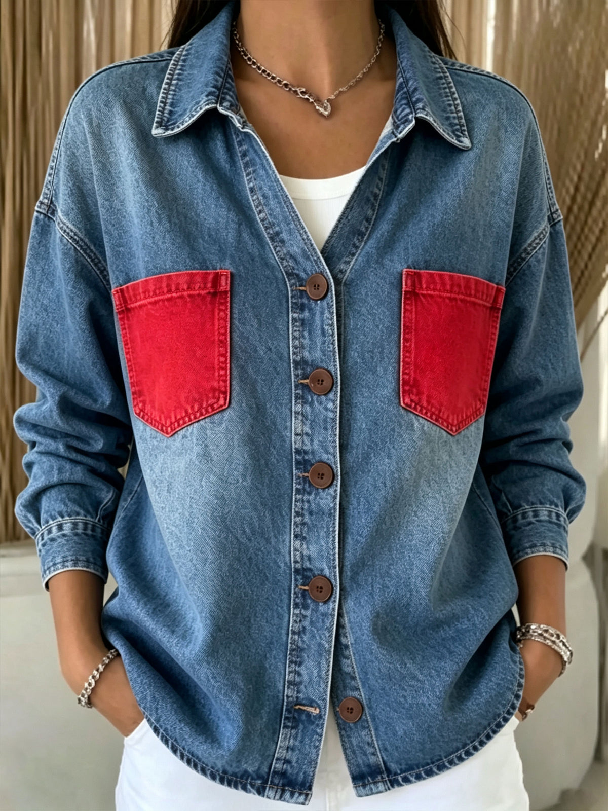 Damen Jeansjacke mit Kontrastroter Tasche, Oversized, mit Kragen und langen Ärmeln