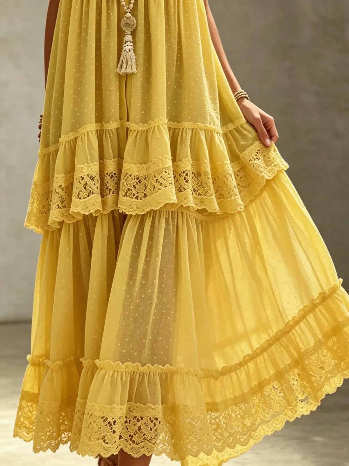 Damen Maxikleid mit durchgehendem Dobby-Punktmuster, hohlem Spitzen-Halfter und gestuften Volants – perfekt für den Urlaub.