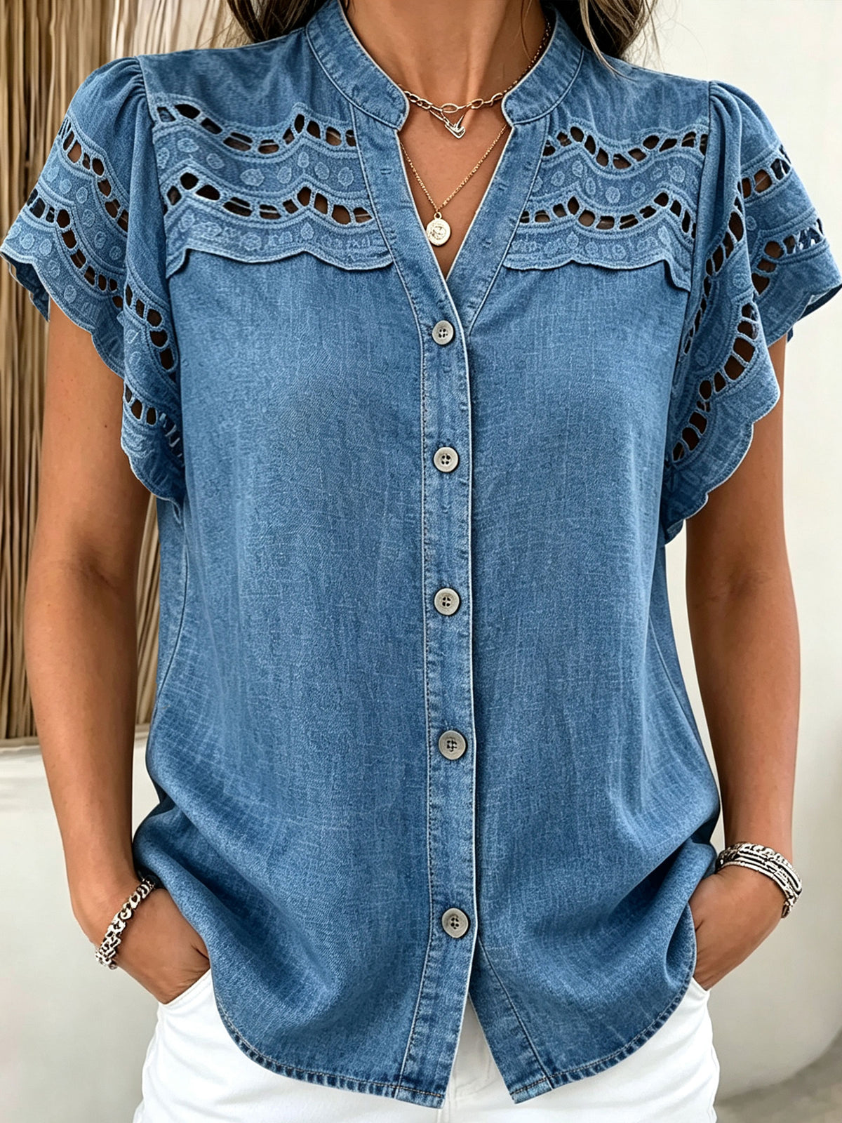 Damen-Jeanshemd mit Lochstickerei, Rüschen, kurzen Ärmeln mit Kappensaum und Stehkragen mit Knopfleiste