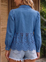 Camisa de mezclilla para mujer de manga larga con cuello, corte holgado y paneles bordados con recortes.