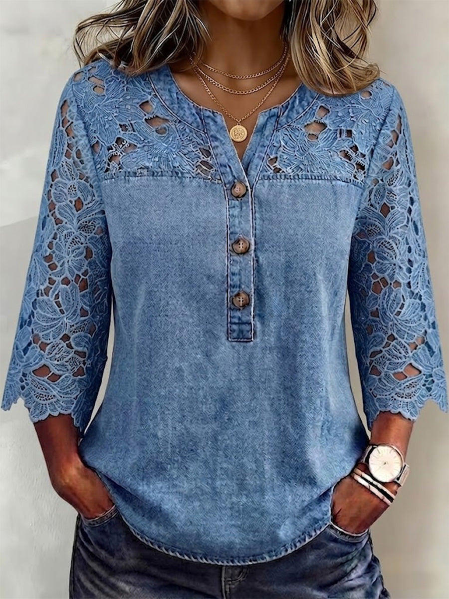 Waschbare Denim V-Ausschnitt Bluse mit 3 Holzknöpfen, durchgehendem Schulterärmel, floraler Cutwork-Spitze, 7/8-Ärmeln und lockerem Schnitt