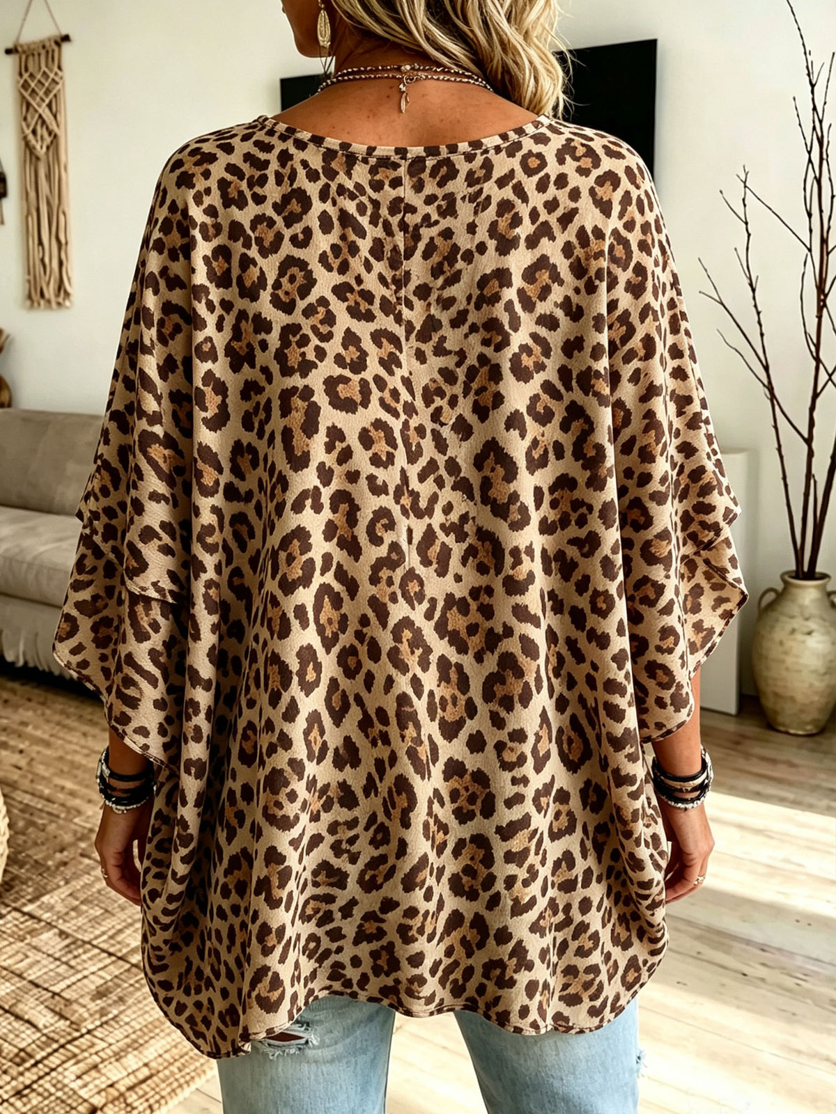 Blusa de mujer con estampado de leopardo, cuello redondo, doble capa y mangas dolman con volantes.