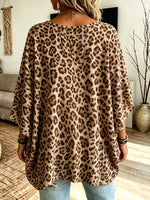 Blusa de mujer con estampado de leopardo, cuello redondo, doble capa y mangas dolman con volantes.