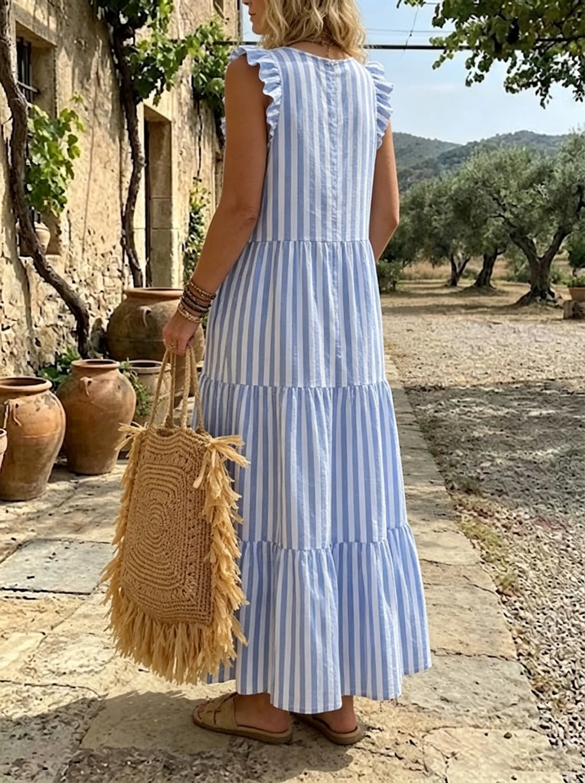 Damenkleid mit blauen und weißen Streifen, gestuft und mit Rüschen versehen