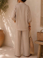 Completo da donna in cotone e lino con stampa a righe: top ampio con rever e maniche 3/4, e pantaloni a gamba larga a vita alta