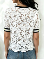 Damen-Top mit transparentem Blumen-Spitzenmuster und gestreiftem Saum