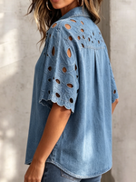 Chemise en jean style vintage avec panneaux en dentelle florale ajourée