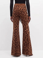 Fett bedruckte Leopardenmuster-Hose mit asymmetrischem Fransen-Saum und ausgestelltem Bein