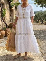 Abito bianco a balze con motivi floreali in pizzo sangallo vintage