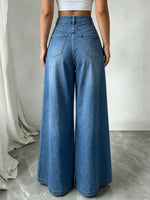 Schicke, hoch taillierte Jeanshose mit weitem Bein und Knopfleiste vorne