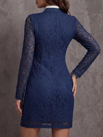 Sportlich-schickes Utility-Minikleid mit halbem Reißverschluss und marineblauer Spitze