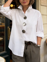 Blusa elegante de algodão e linho com botões metálicos e gola de pé