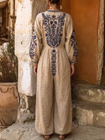 Combinaison décontractée pour femme en coton-lin, à manches longues, col en V avec imprimé placé, coupe ample et jambes larges.