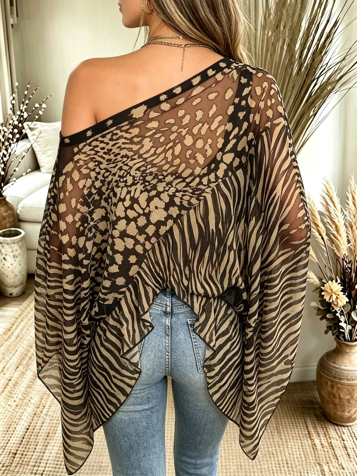 Blusa de Mulher com Estampa Animal e Ombros Descobertos