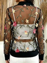 Chaqueta bomber para mujer con cuello alto, cremallera, bordado floral y malla transparente.