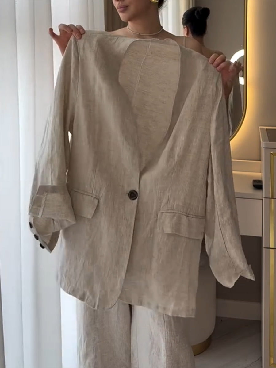 Zweiteiliges Set mit einem lässigen Strickoberteil aus Baumwolle mit Cut-out-Details und kontrastierenden Farbkanten, kombiniert mit einer Hose aus Leinen-Baumwoll-Mischung.