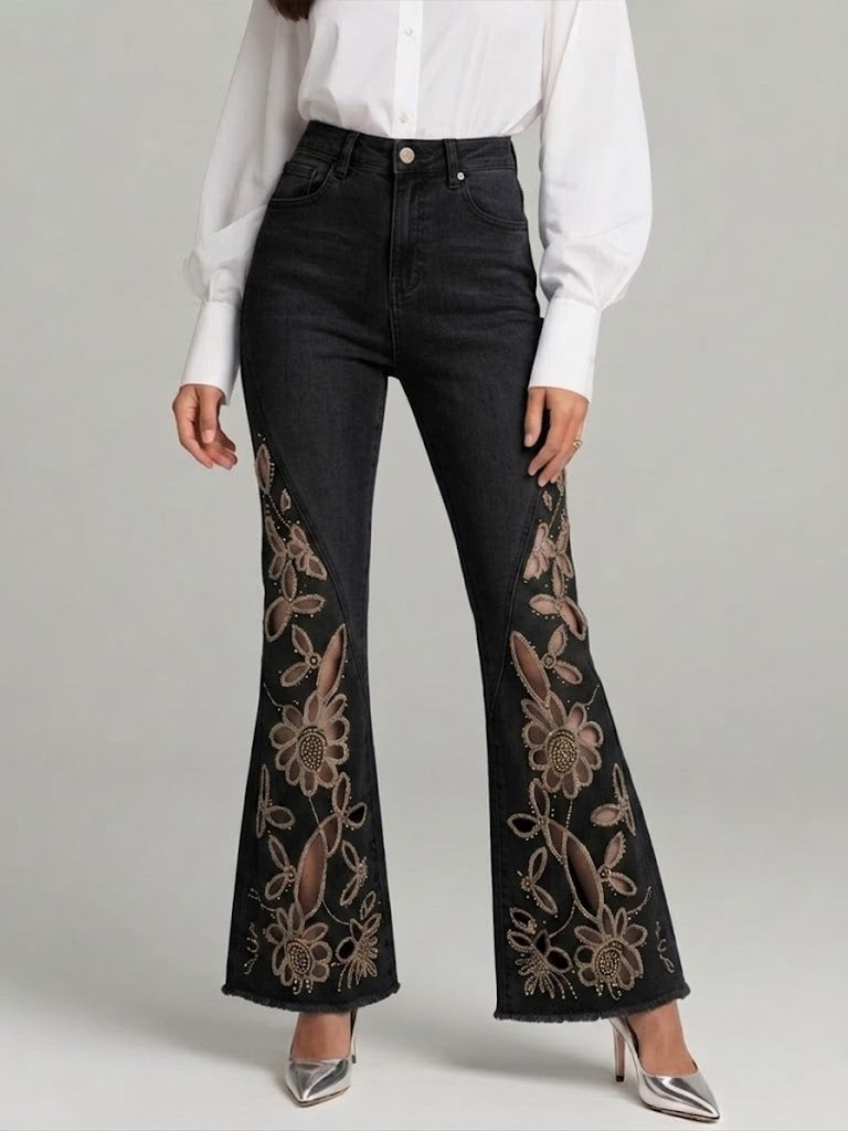 Bohemiska jeans med broderade strassstenar och utsvängd passform