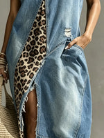 Vestito midi smanicato in denim con spacco e patchwork a stampa leopardata da donna