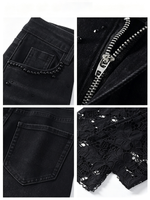 Damen-Jeans mit lockerem Schnitt und geradem Bein, ausgestattet mit schwarzen Spitzen-Ausschnitten und Perlenverzierungen für eine schlankmachende Optik.