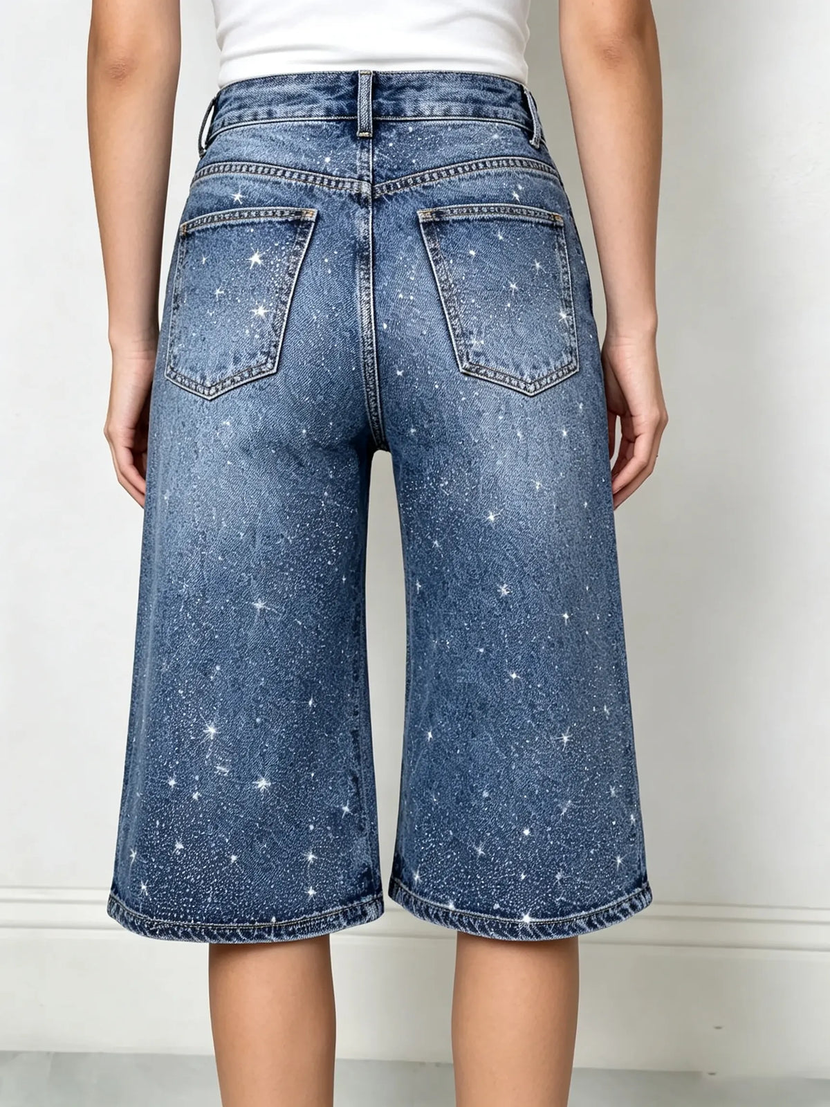 Glitzernde Damen-Jeans-Shorts mit weitem Bein