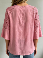 Blusa casual para mujer con encaje floral, mangas raglán acampanadas y cuello con lazo