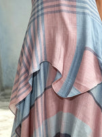 Robe maxi de vacances pour femme, sans manches, à rayures horizontales contrastées rose et bleu, fluide et asymétrique.