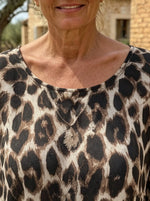 Blusa trasparente da donna con stampa leopardata