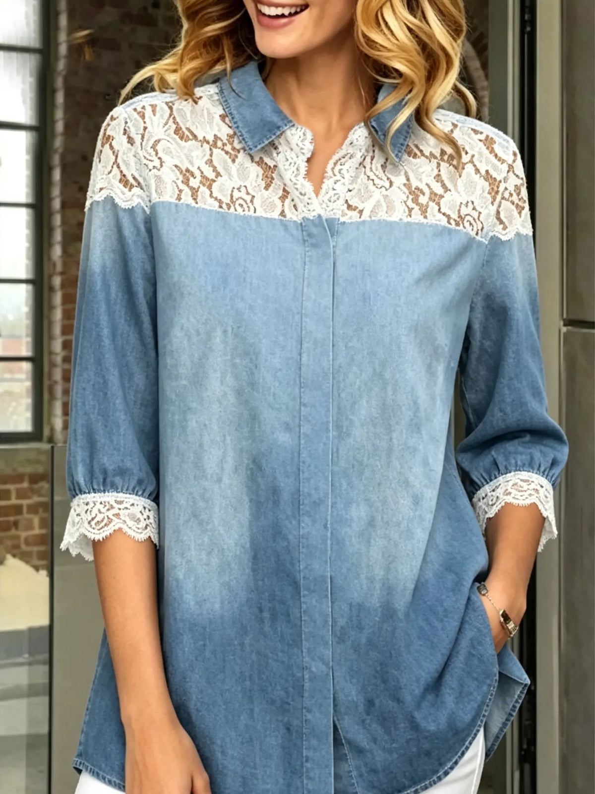 Damenbluse mit Blumen-Spitzenbesatz aus gewaschenem Denim, 3/4-Arm
