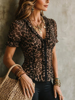 Top ajustado de manga corta con cuello en V y estampado de leopardo para mujer