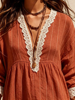 Gestreiftes Midi-Kleid für Damen mit V-Ausschnitt und Spitzenbesatz