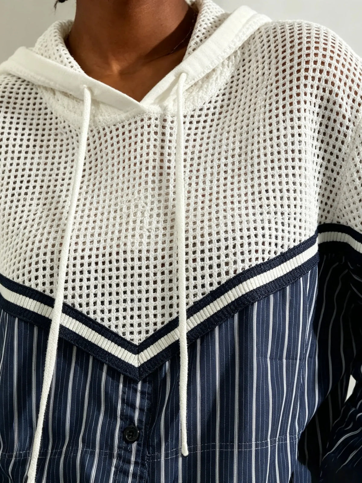 Damen Kapuzenhemd mit durchgehendem, vertikal gestreiftem Patchwork und Ausschnitten