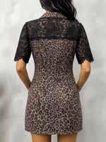 Robe mini en jean décontractée à imprimé léopard avec panneaux en dentelle