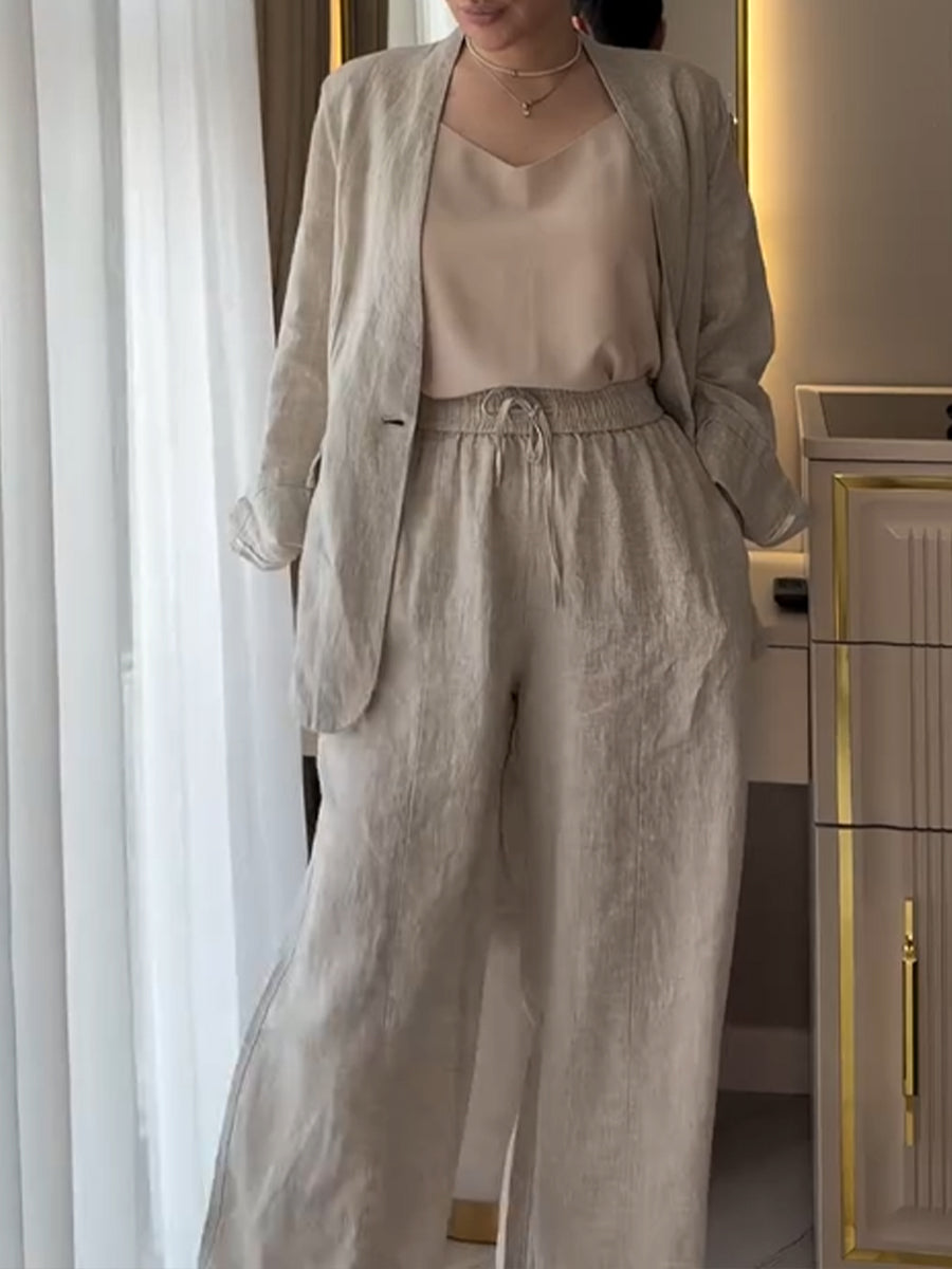 Zweiteiliges Set mit einem lässigen Strickoberteil aus Baumwolle mit Cut-out-Details und kontrastierenden Farbkanten, kombiniert mit einer Hose aus Leinen-Baumwoll-Mischung.