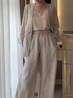 Zweiteiliges Set mit einem lässigen Strickoberteil aus Baumwolle mit Cut-out-Details und kontrastierenden Farbkanten, kombiniert mit einer Hose aus Leinen-Baumwoll-Mischung.