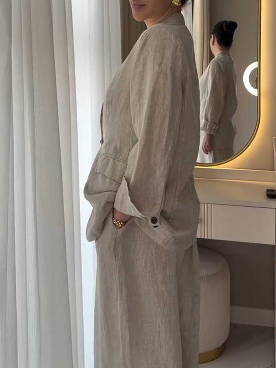 Zweiteiliges Set mit einem lässigen Strickoberteil aus Baumwolle mit Cut-out-Details und kontrastierenden Farbkanten, kombiniert mit einer Hose aus Leinen-Baumwoll-Mischung.