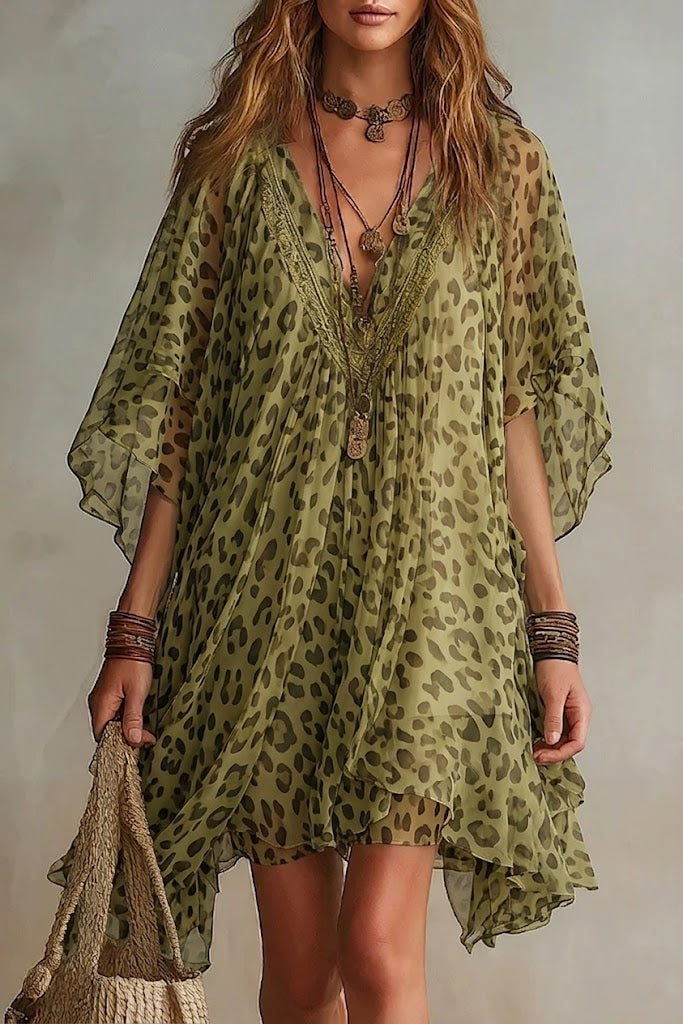 Abito in chiffon con stampa leopardata, scollo a V e vestibilità ampia e fluida
