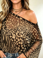 Blusa de Mulher com Estampa Animal e Ombros Descobertos