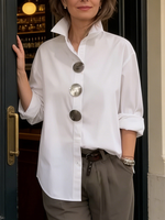 Blusa elegante de algodão e linho com botões metálicos e gola de pé