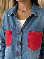 Damen Jeansjacke mit Kontrastroter Tasche, Oversized, mit Kragen und langen Ärmeln