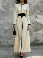 Elegantes Damen-Maxikleid mit kontrastierendem Besatz, lässig und stilvoll, mit langen Ärmeln