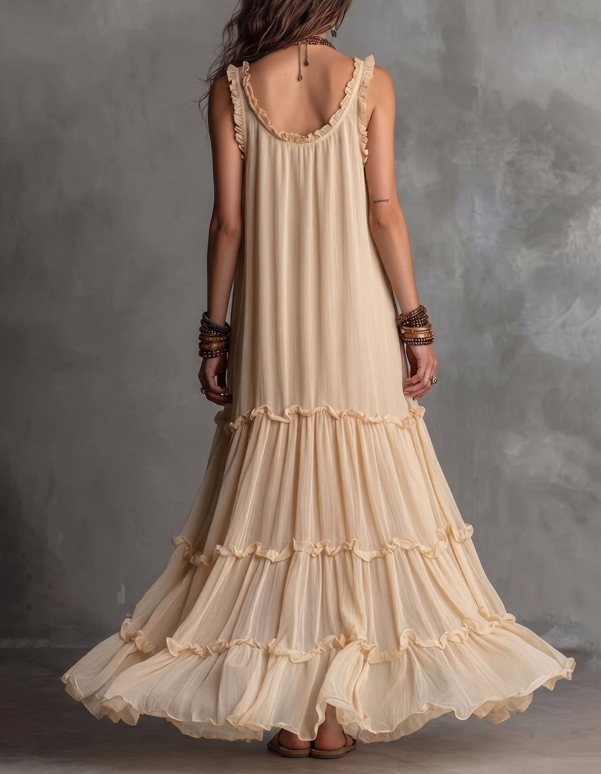 Robe longue style resort sans manches à fines bretelles spaghetti pour femme, en chiffon fluide avec volants, idéale pour la plage.