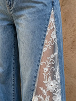 Jeans de pierna ancha con panel lateral de encaje para mujer