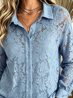 Damenbluse mit transparentem Blumen-Spitzenmuster und Knopfleiste