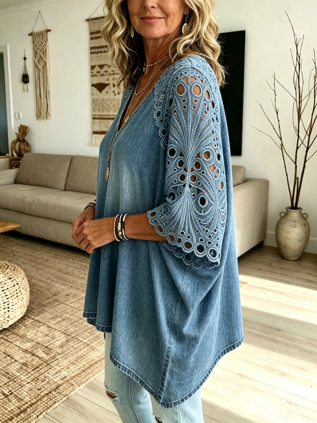 Túnica solta de ganga lavada com bordado floral em ilhós para mulher e decote em V